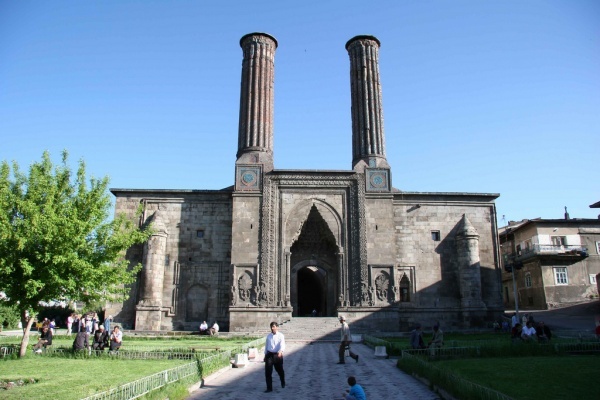 çifte minareli medrese